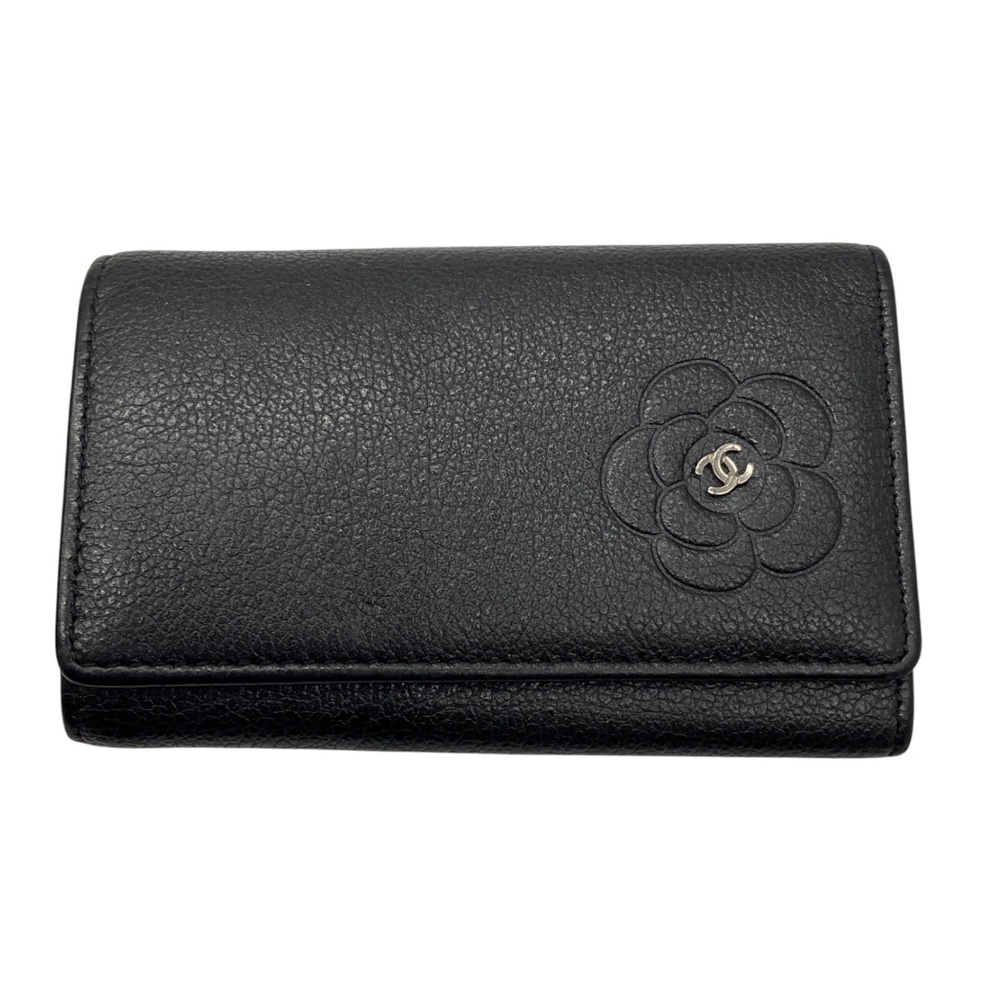 CHANEL 2010 BLACK / SILVER CC LOGO CAMELLIA EMBOSSED LEATHER 6 KEY HOLDER WALLET